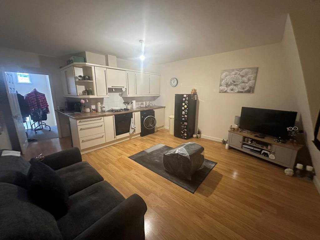 Lot: 25 - TWO-BEDROOM FLAT FOR INVESTMENT - Kitchen and living room